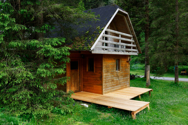 architecture traditionnelle en bois dans la station balnéaire de luce, slovenja, europe - tirol north tirol hut austria photos et images de collection