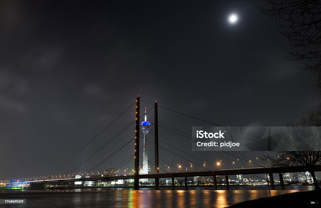 La ville de Düsseldorf, en Allemagne, de nuit - Photo de Allemagne libre de droits