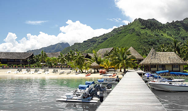 aluguéis de praia e a lagoa - french polynesia pier lagoon nautical vessel - fotografias e filmes do acervo