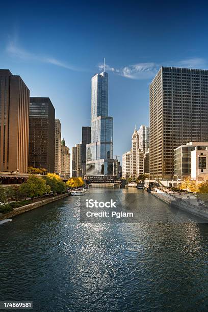 Foto de Paisagem Urbana De Chicago E Do Rio e mais fotos de stock de Arquitetura - Arquitetura, Arranha-céu, Barco de passageiros