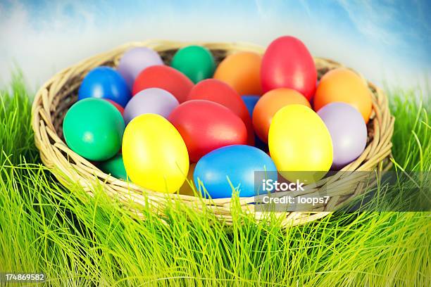 Wielkanoc Jaja W Koszyku - zdjęcia stockowe i więcej obrazów Bez ludzi - Bez ludzi, Chmura, Czerwony