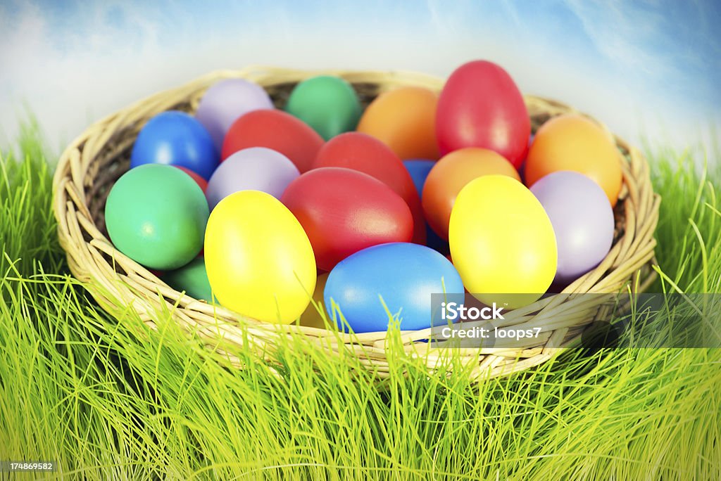 Ovos de Páscoa em uma cesta - Foto de stock de Amarelo royalty-free