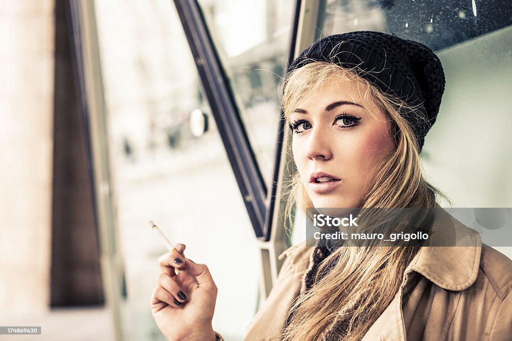 Femme fumer une cigarette - Photo de 20-24 ans libre de droits