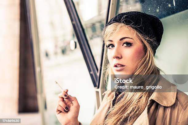 Mulher Fumar Um Cigarro - Fotografias de stock e mais imagens de 20-24 Anos - 20-24 Anos, 20-29 Anos, 30-39 Anos