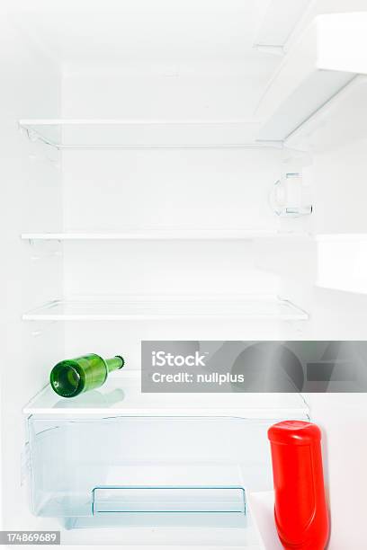 Пустой Холодильник — стоковые фотографии и другие картинки Алкоголь - напиток - Алкоголь - напиток, Без людей, Белый