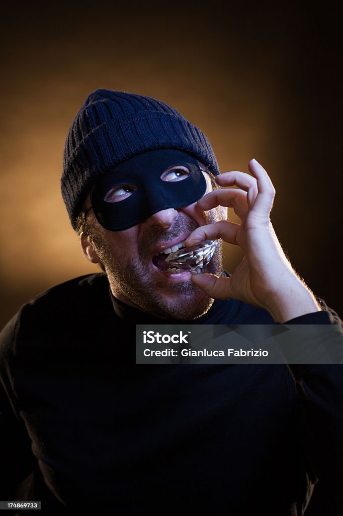 Ladrón análisis de la pureza de un gran diamante - Foto de stock de Adulto libre de derechos