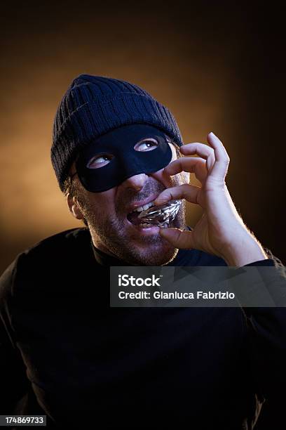 Ladrón Análisis De La Pureza De Un Gran Diamante Foto de stock y más banco de imágenes de Adulto - Adulto, Amenazas, Barba - Pelo facial