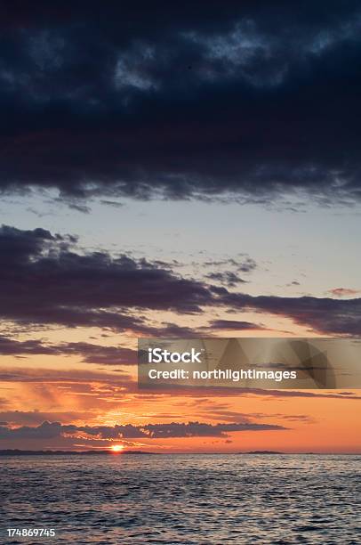 Puesta De Sol Sobre El Mar Foto de stock y más banco de imágenes de Agua - Agua, Aire libre, Aislado