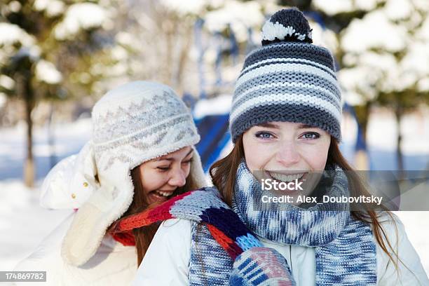 Winter Mädchen Im Freien Stockfoto und mehr Bilder von Attraktive Frau - Attraktive Frau, Baum, Blick in die Kamera