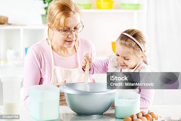 Foto de Sênior Mulher Com Menina Na Cozinha e mais fotos de stock de 4-5 Anos - 4-5 Anos, 50 Anos, 55-59 anos