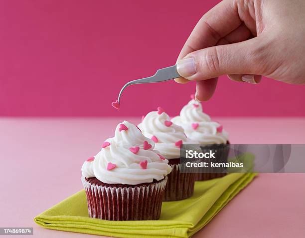 Женщина Украшая Cupcake — стоковые фотографии и другие картинки Белый - Белый, В помещении, Взрослый