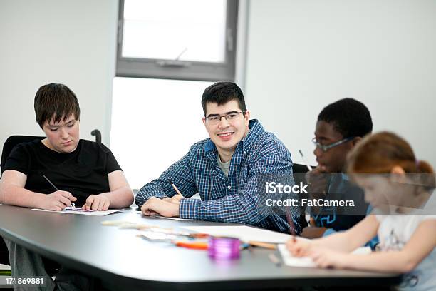 Foto de Artes E Artesanato e mais fotos de stock de Amizade - Amizade, Capacidades Diferentes, Adolescente