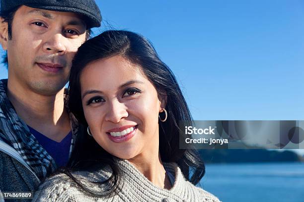 Closeup Of Happy Couple — стоковые фотографии и другие картинки 30-39 лет - 30-39 лет, Близость, Весёлый