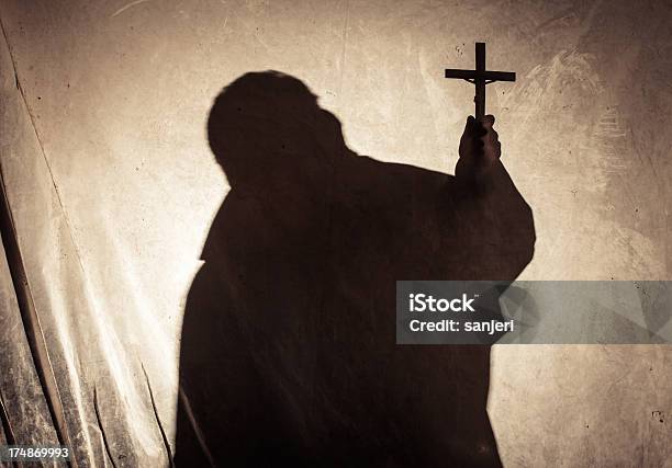 Silhouette Religioso - Fotografie stock e altre immagini di Prete - Prete, Sagoma - Controluce, A forma di croce