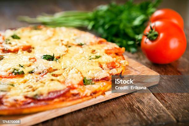 Pizza Artesanal Foto de stock y más banco de imágenes de Alimento - Alimento, Cocina - Estructura de edificio, Cocina doméstica