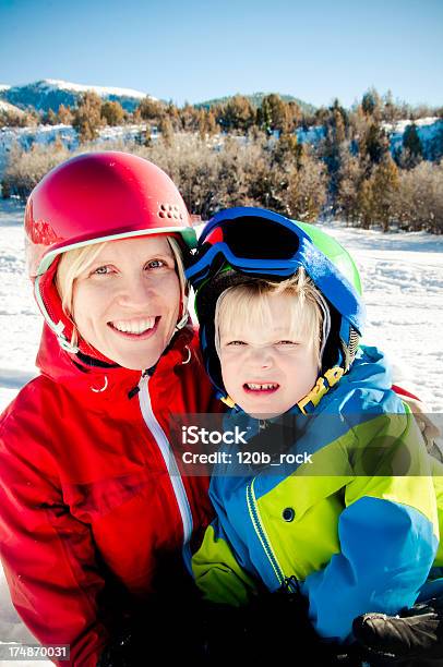 Mamma E Figlio Snow Day - Fotografie stock e altre immagini di Adulto - Adulto, Albero, Allegro