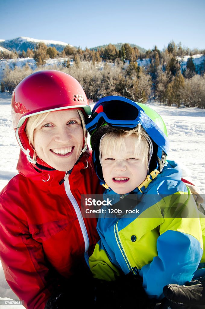 Mãe e filho dia de neve - Foto de stock de Adulto royalty-free