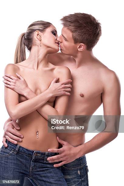 Casal Apaixonado - Fotografias de stock e mais imagens de Abraçados na cama - Abraçados na cama, Abraçar, Adulto