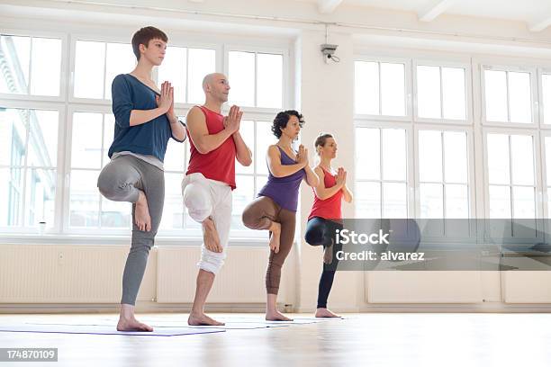 Posizione Yoga Albero - Fotografie stock e altre immagini di Classe di yoga - Classe di yoga, Abbigliamento sportivo, Adulto