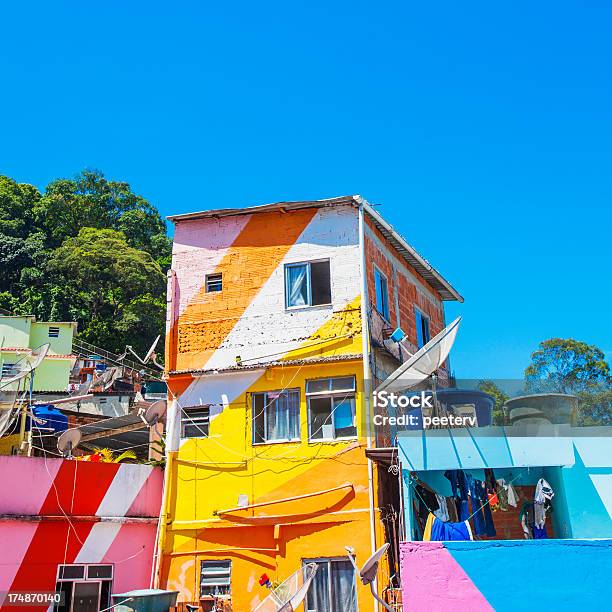 Photo libre de droit de Bâtiments Slackline De La Favela banque d'images et plus d'images libres de droit de Bâtiment vu de l'extérieur - Bâtiment vu de l'extérieur, Favela, Multicolore