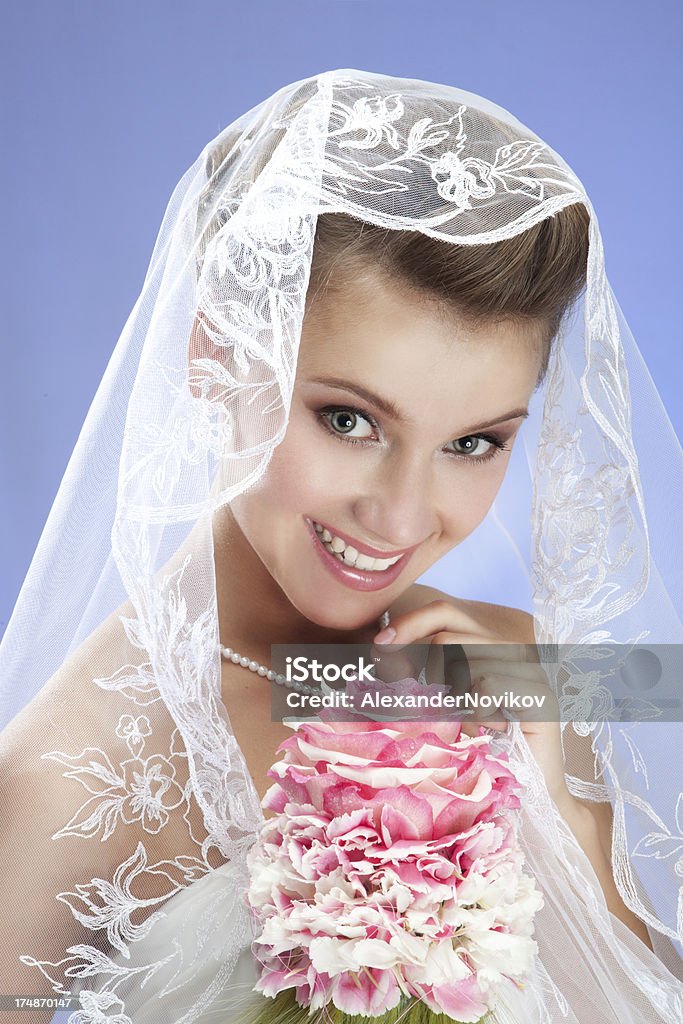 Bella sorridente sposa al Bridal con bouquet - Foto stock royalty-free di Abito da sposa