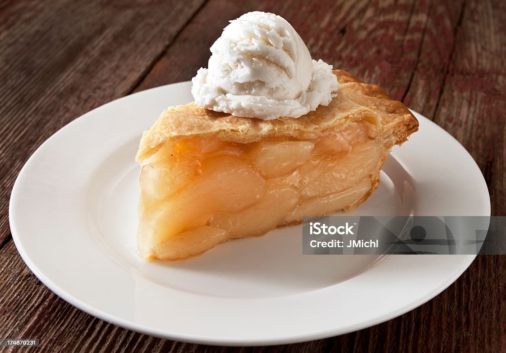 Fatia de torta de maçã com sorvete em um rústico de fundo. - Foto de stock de Torta de Maçã - Torta royalty-free