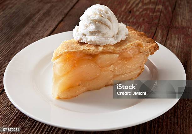 Foto de Fatia De Torta De Maçã Com Sorvete Em Um Rústico De Fundo e mais fotos de stock de Torta de Maçã - Torta