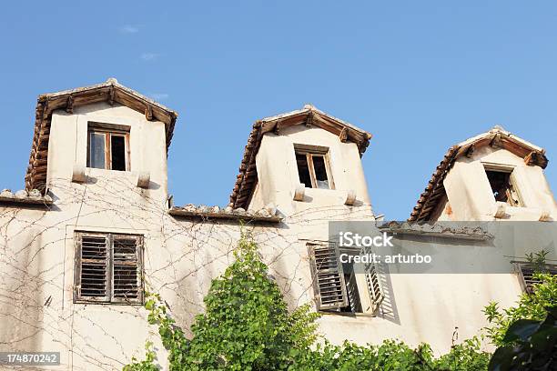 Tre Invecchiato Mediterraneo Facciata Storica Tetti In Croazia - Fotografie stock e altre immagini di Ambientazione esterna