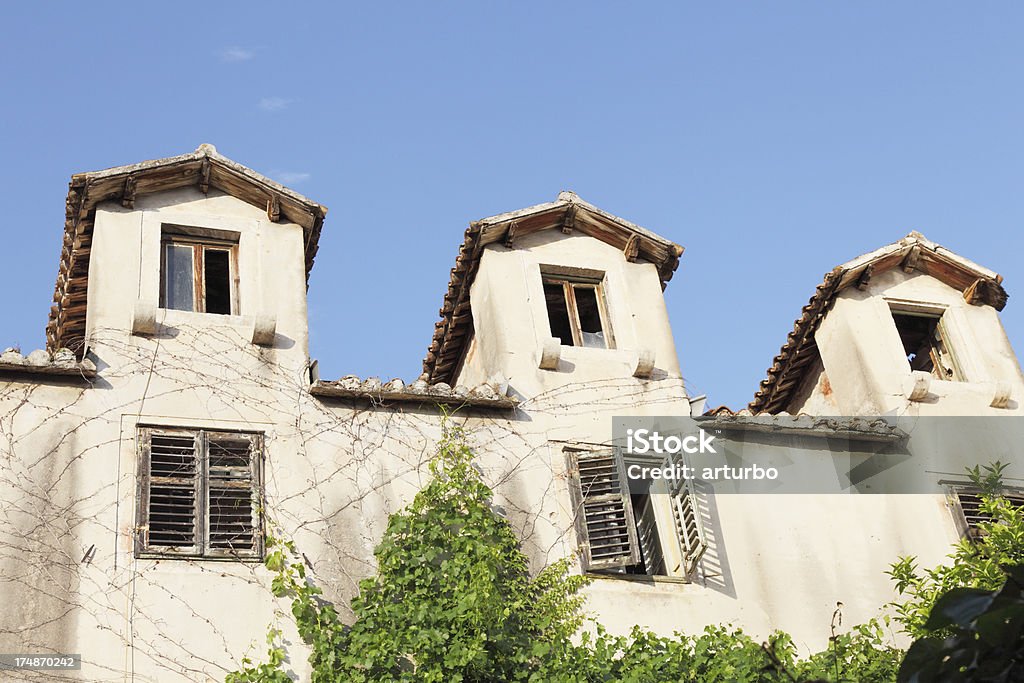 Três caixotes Mediterrâneo fachada histórica telhados na Croácia - Foto de stock de Antigo royalty-free