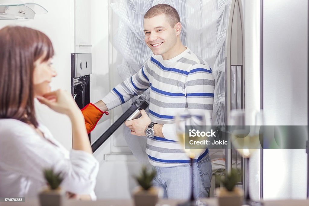 Hermosa pareja en su cocina. - Foto de stock de Adulto libre de derechos
