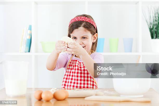 Baker - Fotografias de stock e mais imagens de Adulto - Adulto, Aluno de Jardim de Infância, Avental