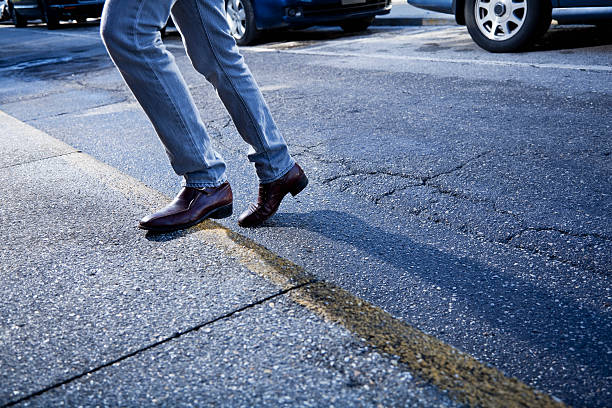 man walking na ulicy - sc0581 zdjęcia i obrazy z banku zdjęć