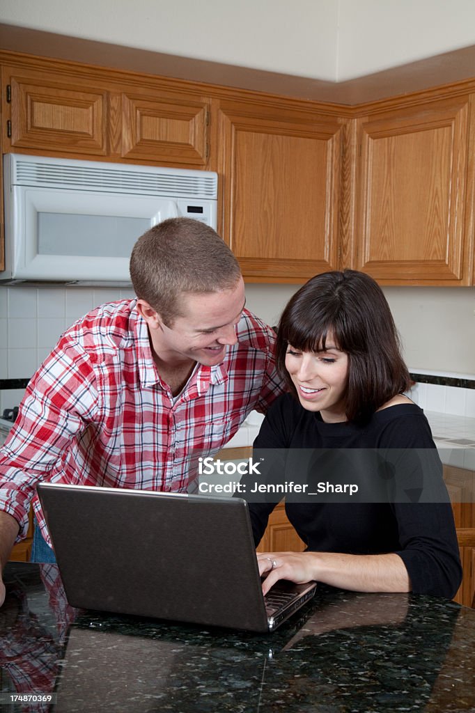 魅力的な若いカップルのコンピューター - 2人のロイヤリティフリーストックフォト