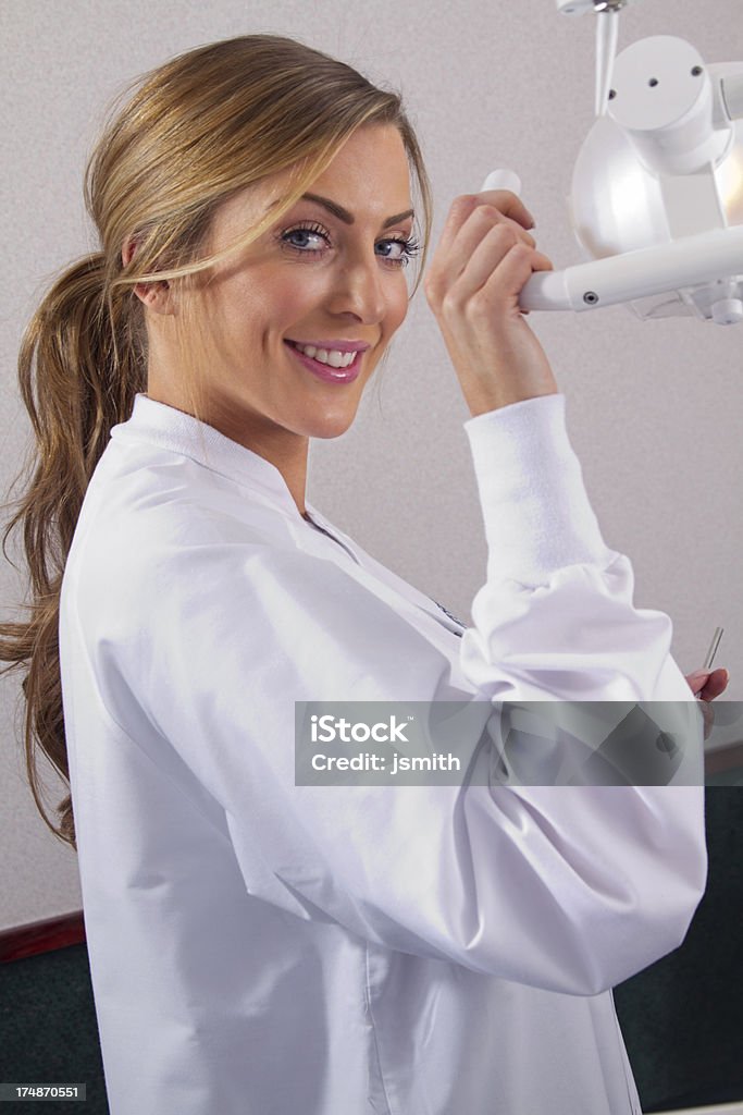 Fêmea Dentista sorrisos enquanto ajustar luz - Royalty-free 25-29 Anos Foto de stock