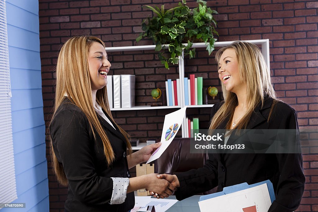 Multi-ethnischen business-Frauen beim Händeschütteln im Büro. - Lizenzfrei Anzug Stock-Foto