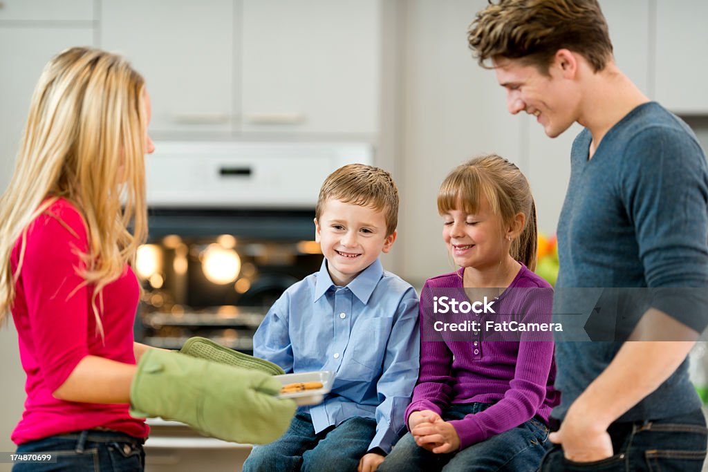 Caucásica familia en la cocina - Foto de stock de Adulto libre de derechos