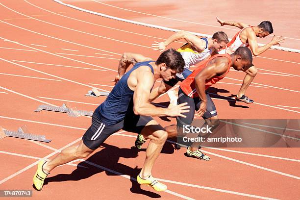 Sprinter 100 Meter Von Startblöcken Stockfoto und mehr Bilder von 100 Meter - 100 Meter, Rennen - Körperliche Aktivität, Rennen - Sport