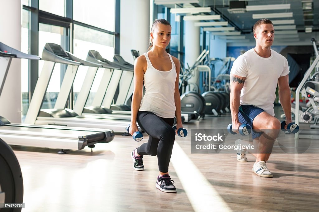 Casal Jovem exercitar no ginásio fitness - Royalty-free Adulto Foto de stock