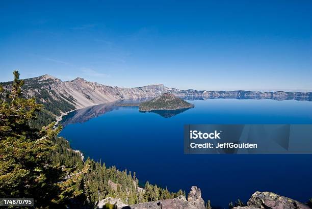 Вулканическое Озеро И Wizard Остров — стоковые фотографии и другие картинки Extinct Volcano - Extinct Volcano, Wizard Island, Без людей