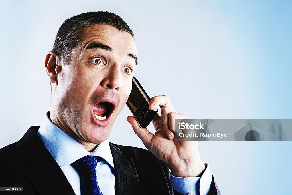 Bonito Empresário maduro chocado com o que ouvir no telefone - Foto de stock de 30 Anos royalty-free