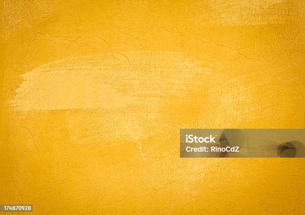 Mosqueado Amarelo Textura De Parede - Fotografias de stock e mais imagens de Amarelo - Amarelo, Ao Ar Livre, Cimento