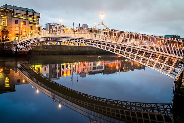 ha'penny bridge dublin - republic of ireland fotos stock-fotos und bilder