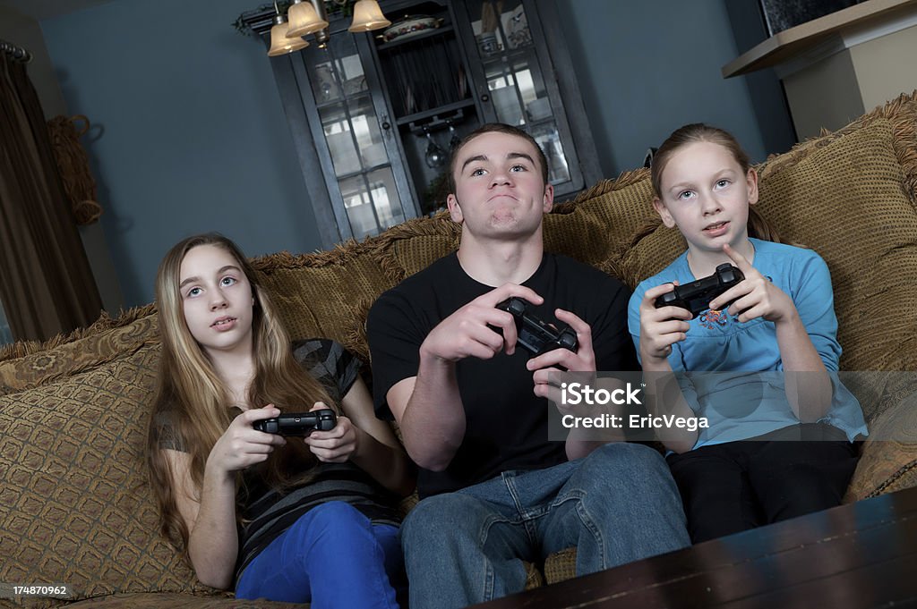 Crianças jogando Videogames na TV - Foto de stock de 12-13 Anos royalty-free