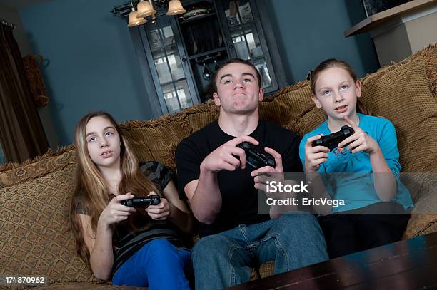 Foto de Crianças Jogando Videogames Na Tv e mais fotos de stock de 12-13 Anos - 12-13 Anos, Adolescente, Adolescentes Meninas