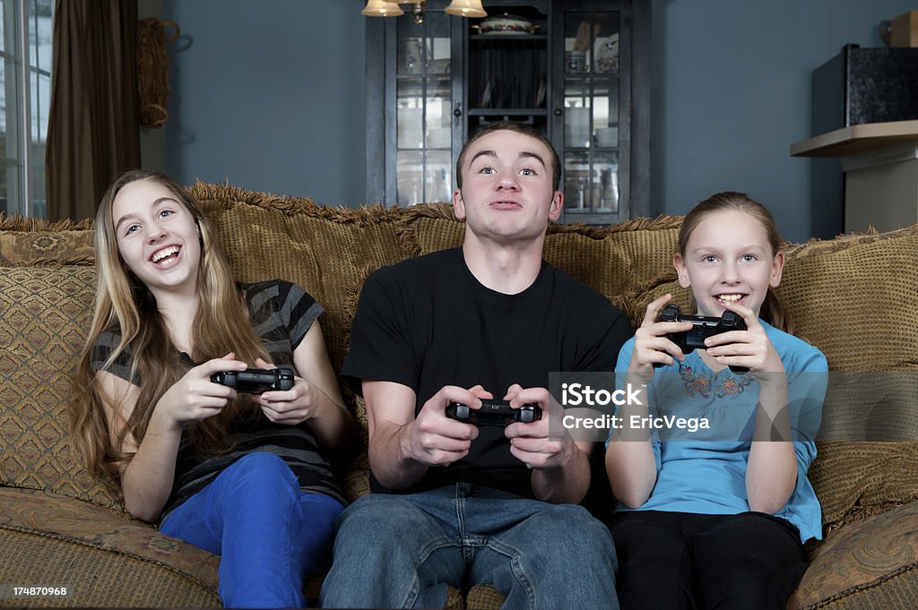 어린 아동 게임하기 비디오 게임 시청 - 로열티 프리 12-13세 스톡 사진