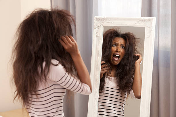 женщина, имея плохие волосы день. - untidy hair стоковые фото и изображения