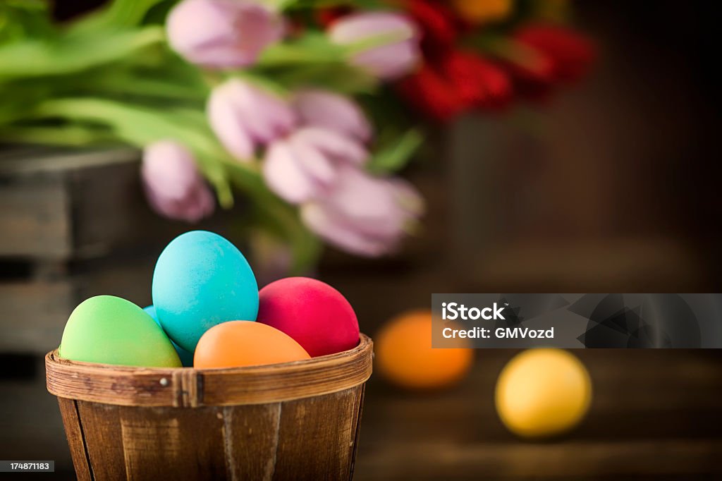 Bunte Ostern Eier auf hölzernen Hintergrund dekoriert - Lizenzfrei Bildhintergrund Stock-Foto