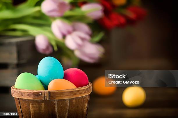 Bunte Ostern Eier Auf Hölzernen Hintergrund Dekoriert Stockfoto und mehr Bilder von Bildhintergrund