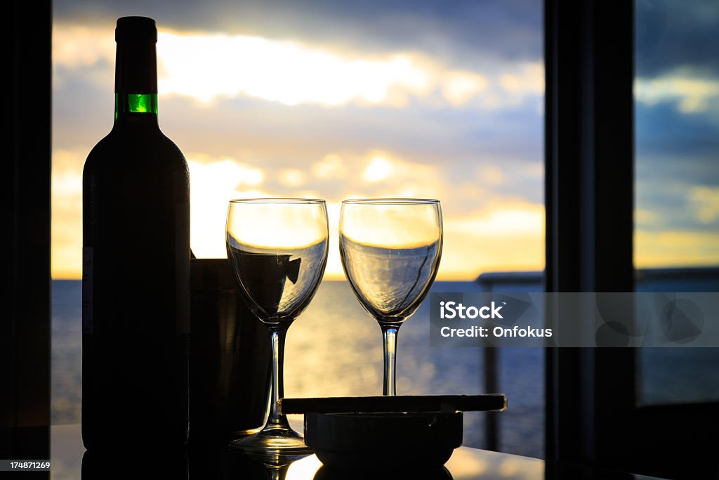 Happy Hour au centre de villégiature sur la plage tropicale au coucher du soleil - Photo de Activités sociales après le travail libre de droits