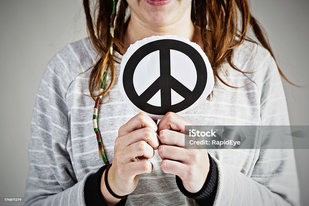 Dreadlocked jeune femme peut accueillir papier signe de la paix - Photo de 1960-1969 libre de droits